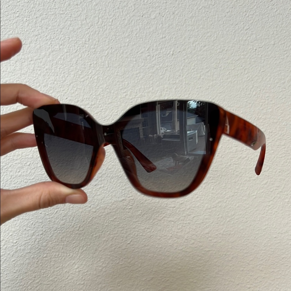 Chic Tortoiseshell Sunglasses
